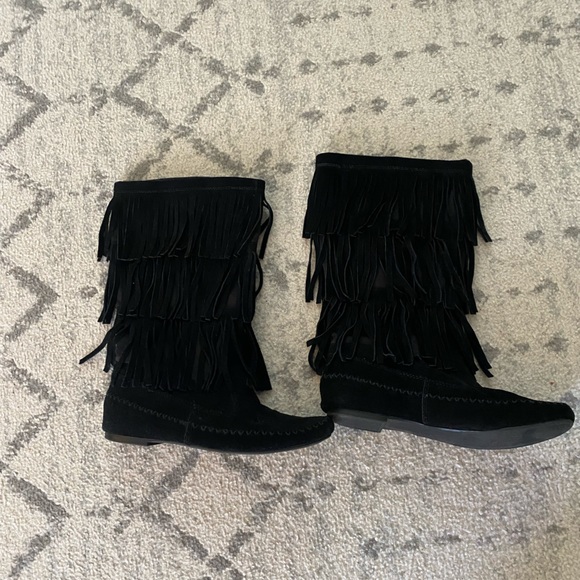 LC Lauren Conrad 3 layer fringe moccasin boots. Black size 7. Soft suede - Picture 2 of 6